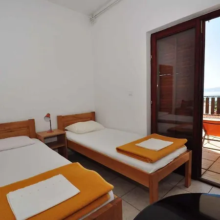 1 Apartment *
